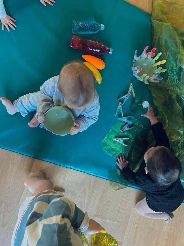 Spelend kind in kinderdagverblijf Halen