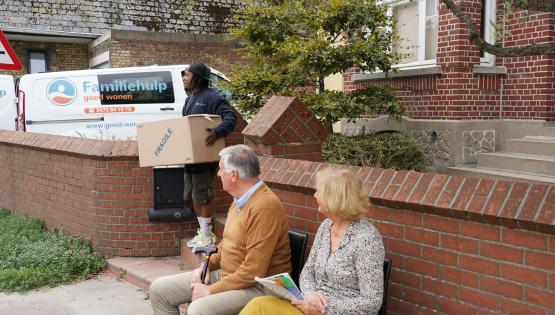 Medewerker Goed Wonen verhuist de de dozen van een ouder koppel